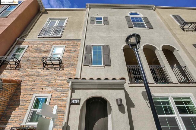 Building Photo - 5842 Vizcaino Way