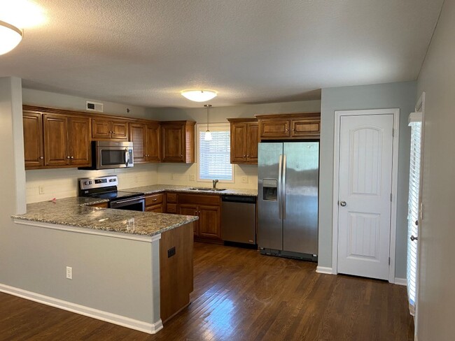 Building Photo - Updated & spacious 2 bedroom in KCMO!