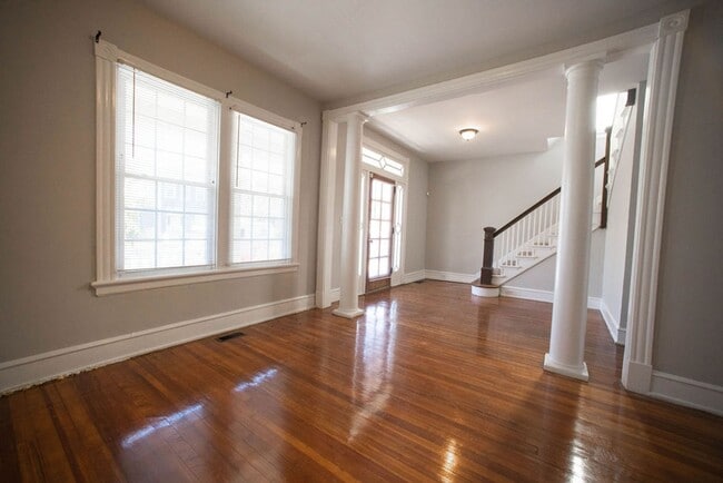 Building Photo - Spacious 4 Bed / 1.5 Bath home with large ...