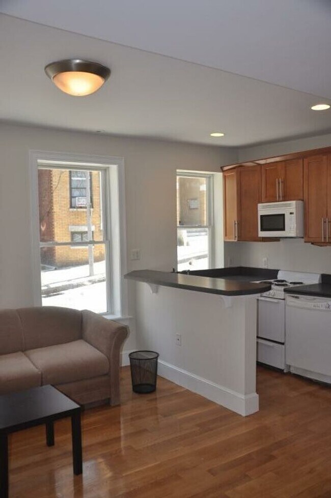 Building Photo - 842 Huntington Ave