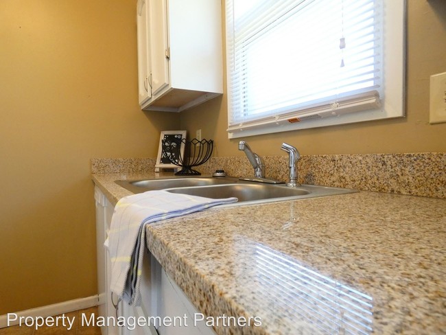 Building Photo - 2 br, 1 bath Apartment - 6708-6832 Par Lane