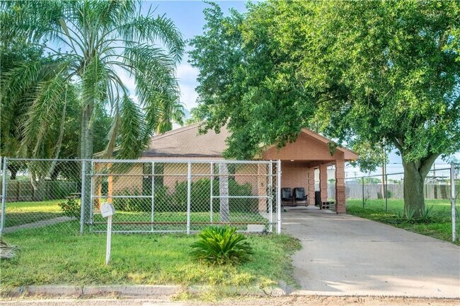 Foto del edificio - 2702 Blue Jay St