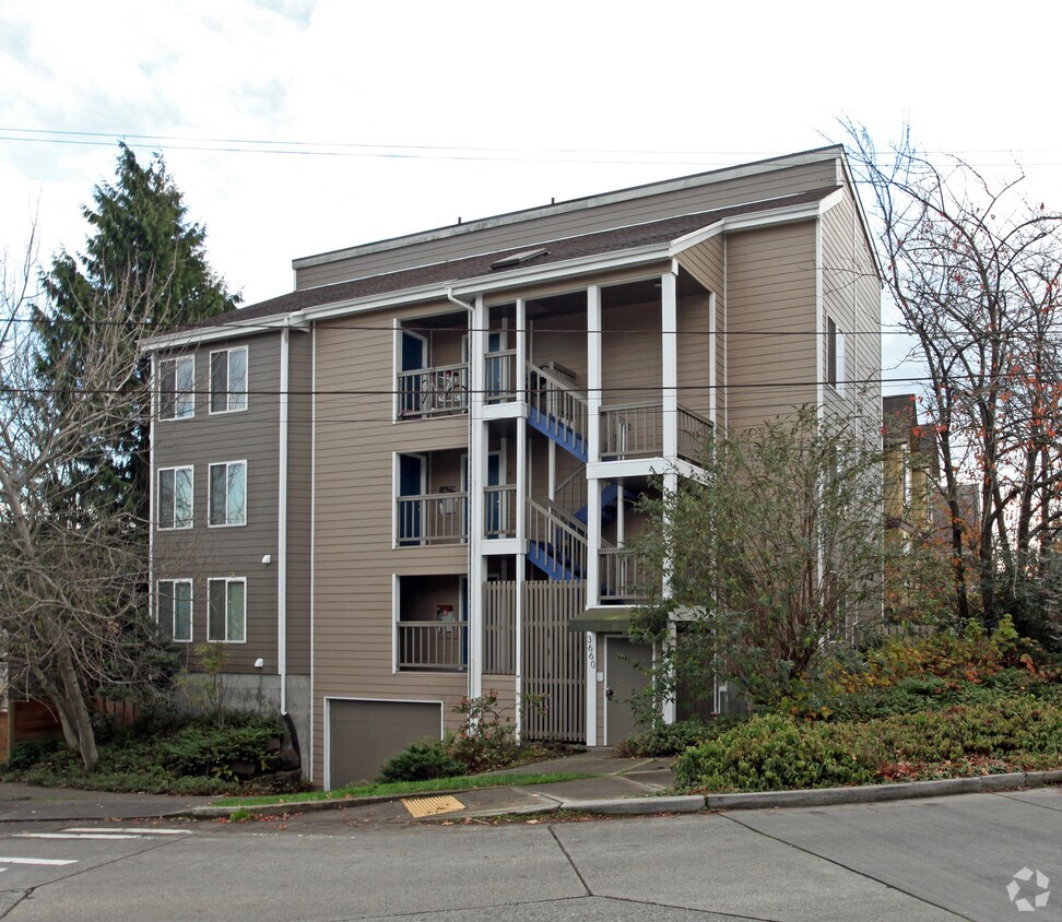 Foto principal - 3660 Whitman Ave N