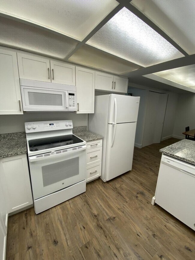 Building Photo - 32 W 250 N