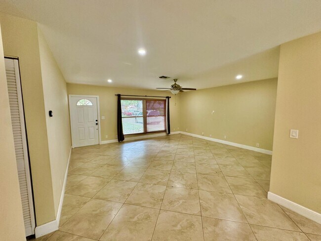 Foto del edificio - 376-376 NW 8th Ct