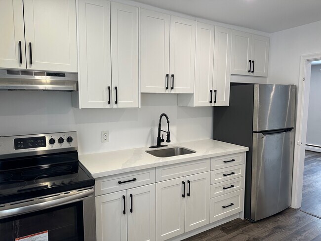 Photo du bâtiment - Recently Updated 2-Bedroom Apartment for Rent in Oshawa