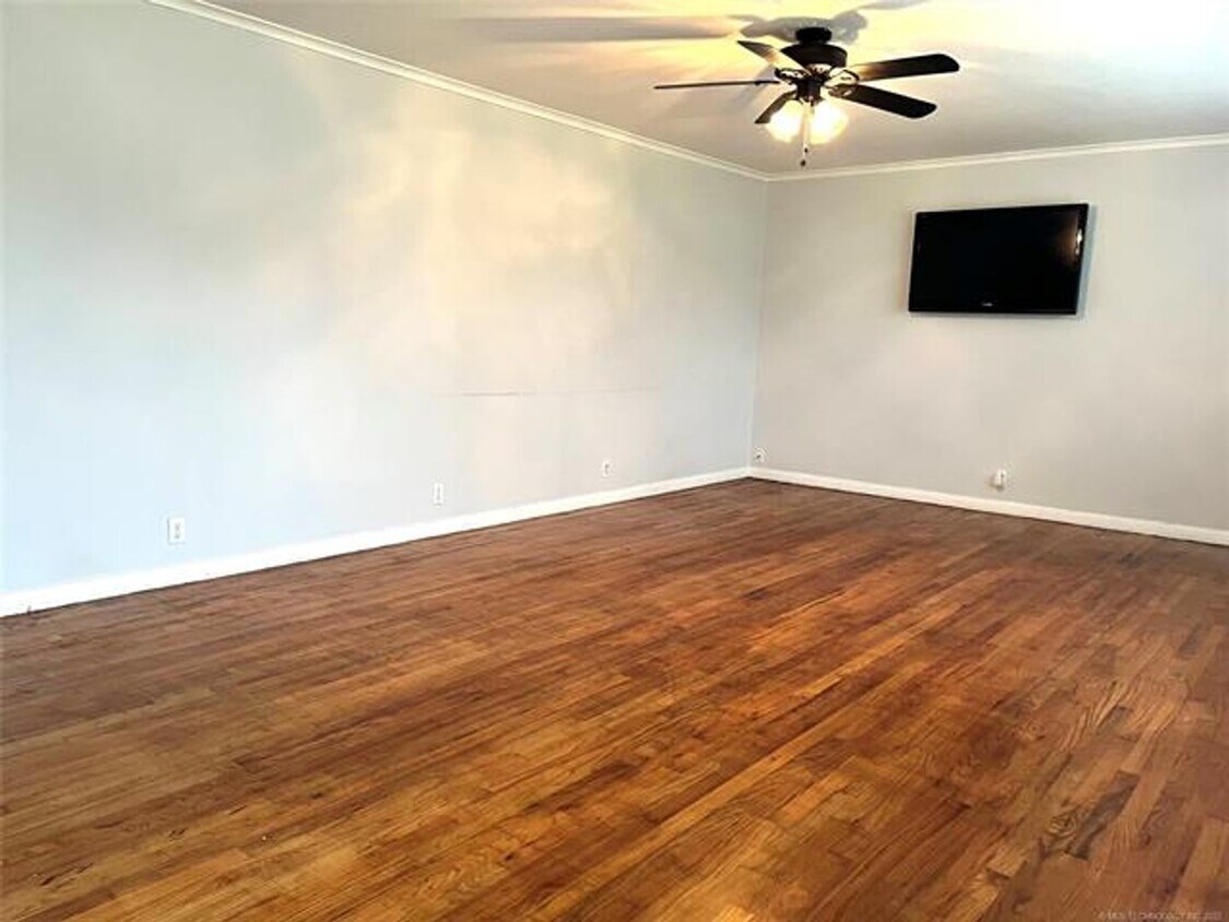 Foto del edificio - Convenient Location with Huge Rooms and Ba...