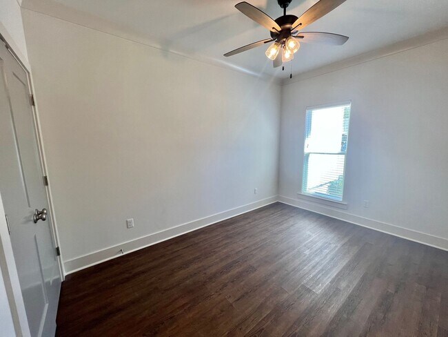 Foto del edificio - Spacious Two Bedroom Townhouse off Jeffers...