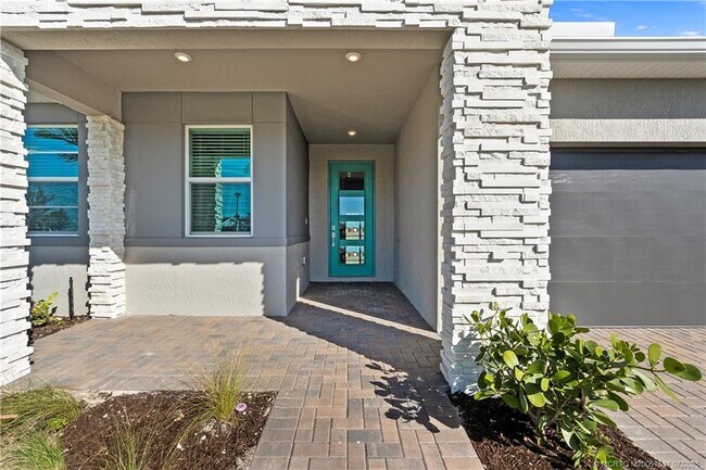 Building Photo - 14135 SW Safi Ter
