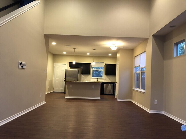 Building Photo - 112 Fairway Dr