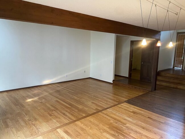 Building Photo - Idyllic & Unique Home in Sought After Sylv...