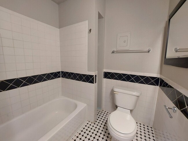 Building Photo - 455 Eleanor Ave