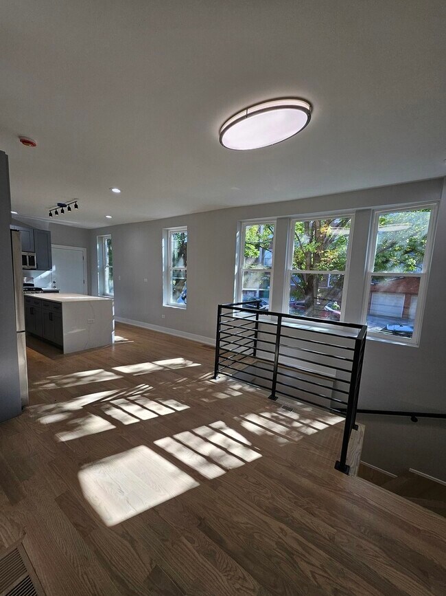 Building Photo - 901 N Francisco Ave