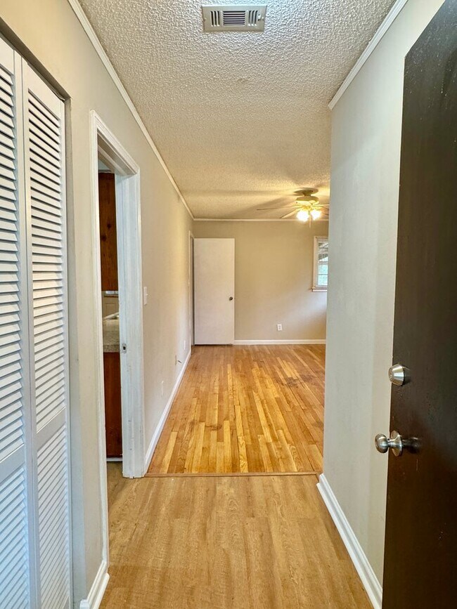 Foto del edificio - Adorable 3-Bedroom Home in Lakeview Heights