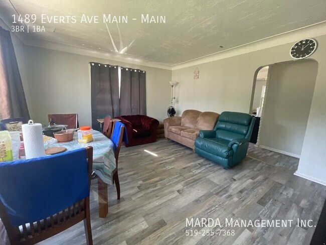 Photo du bâtiment - SPACIOUS 3BEDROOM/1BATH MAIN FLOOR UNIT + ...