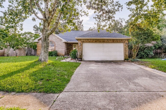 Building Photo - 2241 Prytania Cir