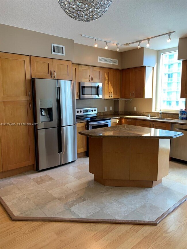 Foto del edificio - 1745 E Hallandale Beach Blvd