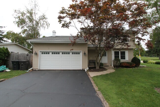 Building Photo - Beautiful 4 bedroom colonial in Lake Geneva