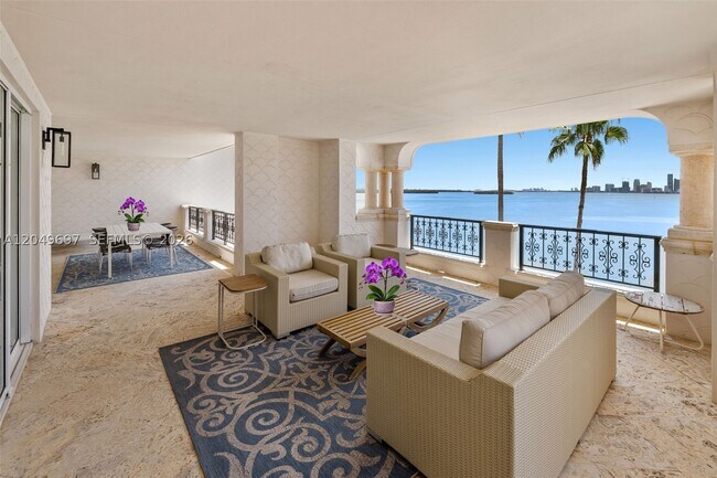 Foto del edificio - 5245 Fisher Island Dr