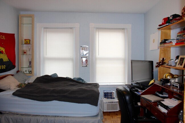 Building Photo - 40 Anderson St