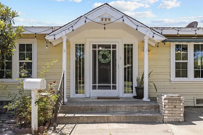 Foto del edificio - 228 Jacaranda Pl