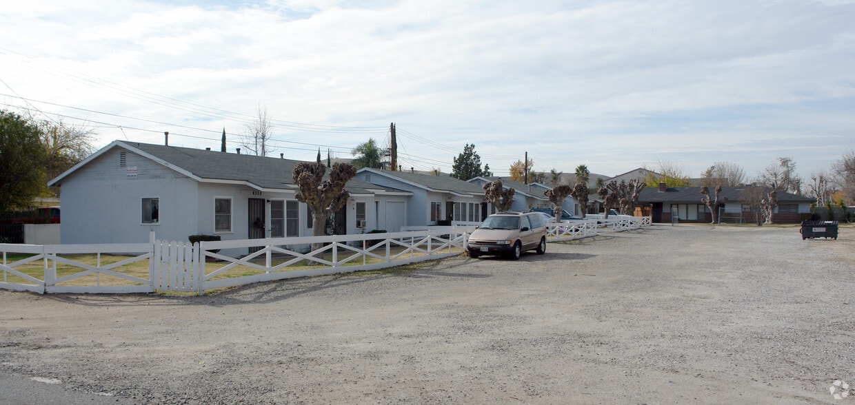 Primary Photo - 4558-4572 N F St