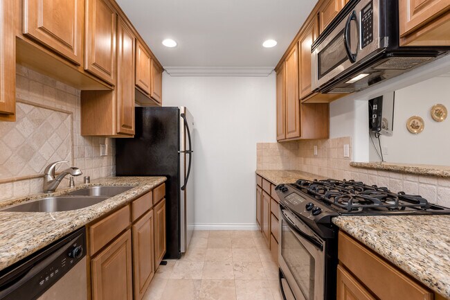 Building Photo - 4466 Coldwater Canyon Ave