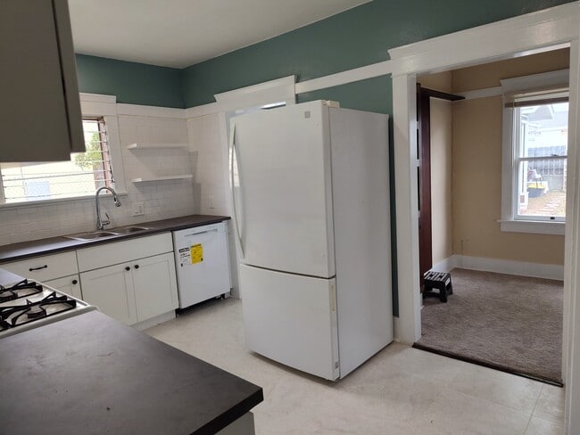 Kitchen - 4210 Highland Ave