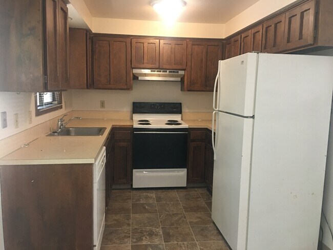 Foto del edificio - 2 BEDROOM, 1 BATH DUPLEX W/FENCED YARD!