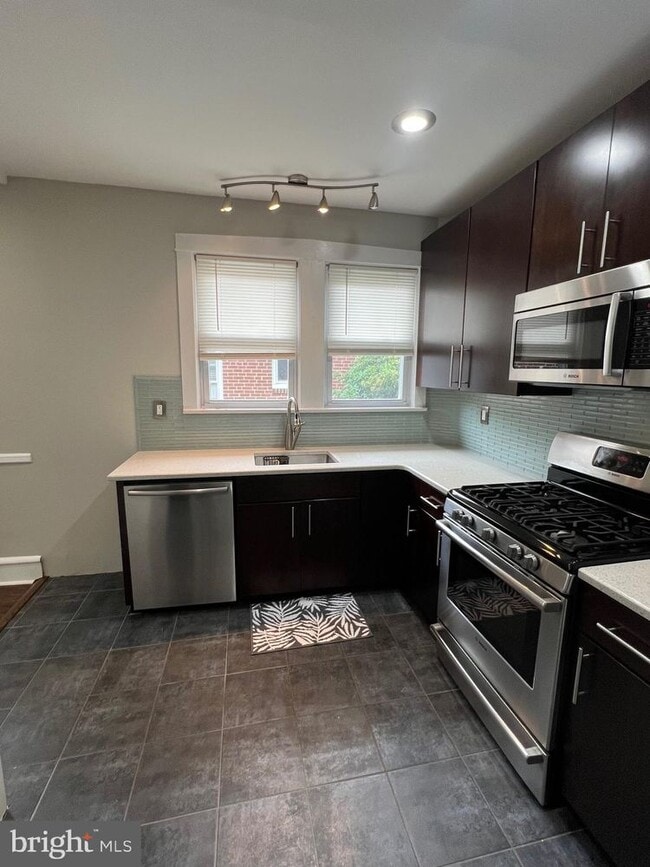 Building Photo - 408 4th Ave