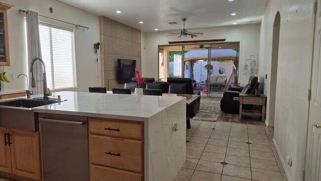 Foto del edificio - Charming Remodeled single level 4 Bed 2 Ba...