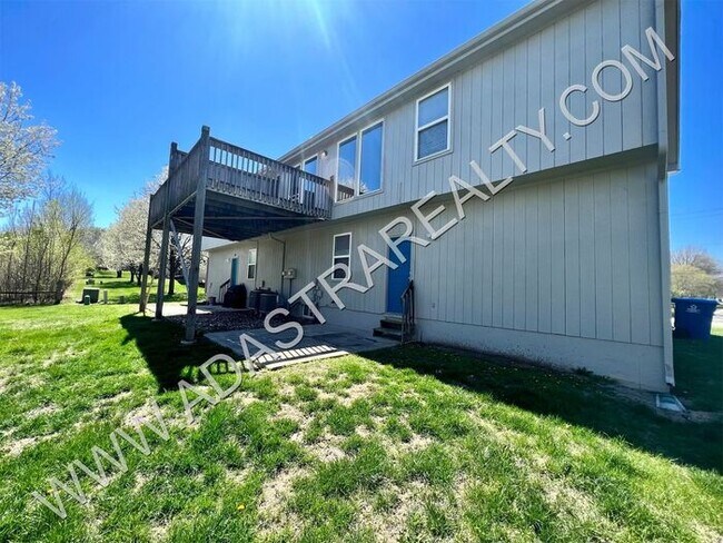 Foto del edificio - Gorgeous Modern Shawnee Townhome!! So much...