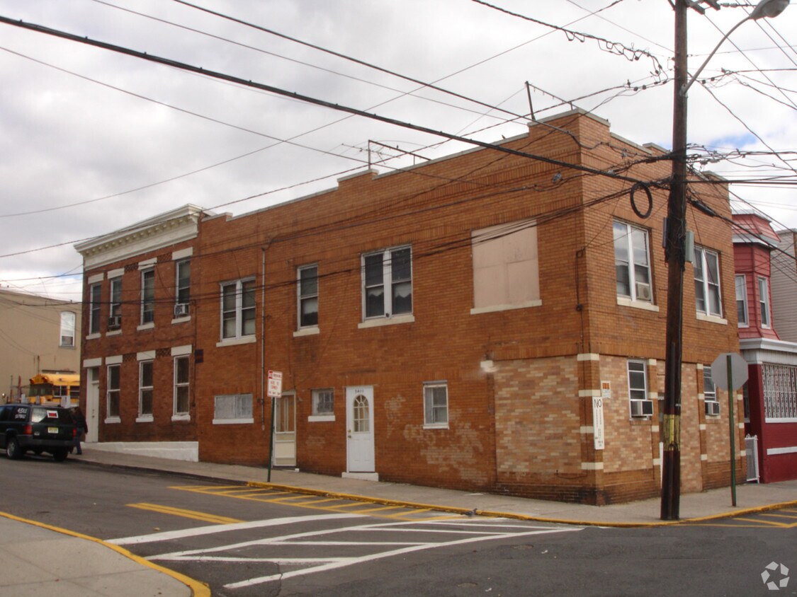 Building Photo - 5400 Polk St