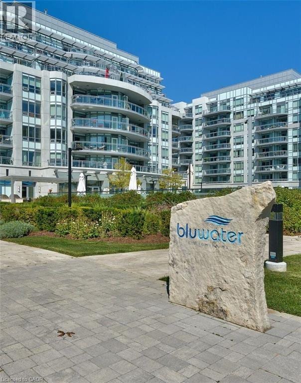 Photo du bâtiment - 3500 Lakeshore Rd W