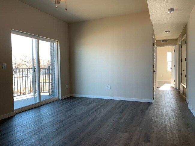 Building Photo - Fantastic Condo on Windsor Lake