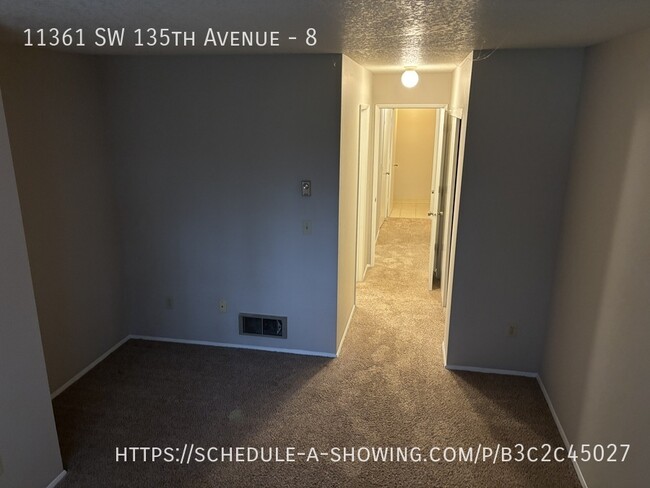 Building Photo - 2 BD 2BA 1000 sq ft w/ GARAGE, W/D hk up, ...