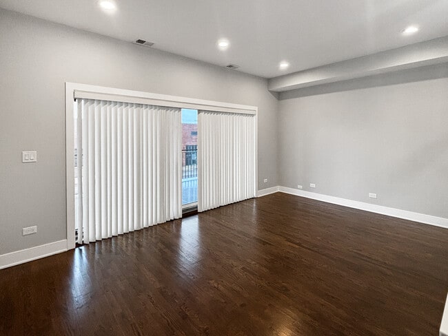 Foto del edificio - 1634 W Cermak Rd