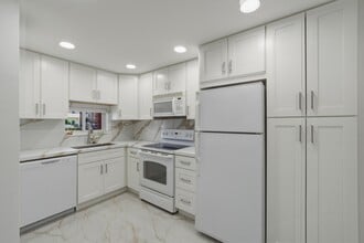 Building Photo - 371 S Hollybrook Dr