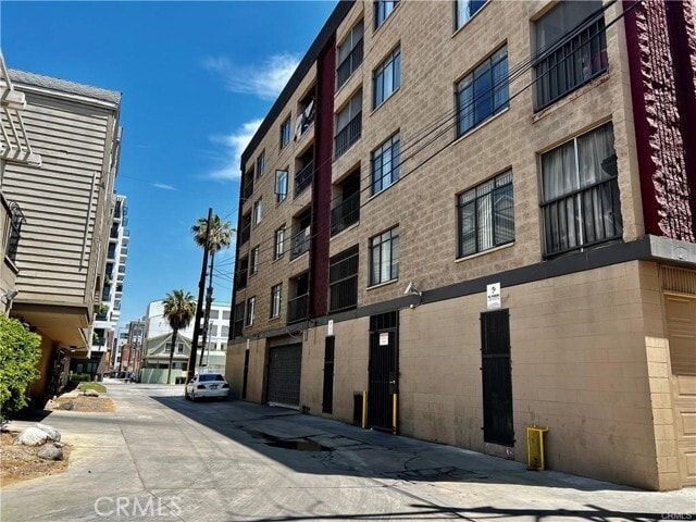Building Photo - 225 W 6th St
