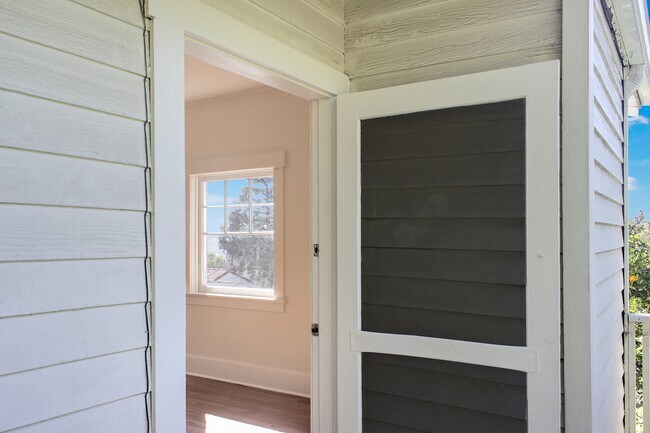 Building Photo - 162 E Alegria Ave