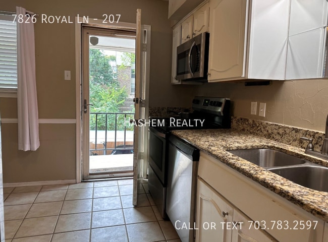 Building Photo - This Beautiful 2nd story condominium, exqu...