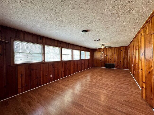 Foto del edificio - Charming 3-Bed, 2-Bath Home with Spacious 1,978 Sq Ft