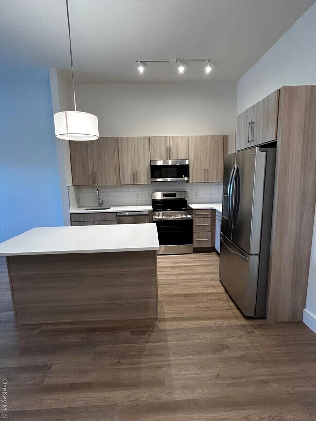 Building Photo - 4180 Sunrise Hwy