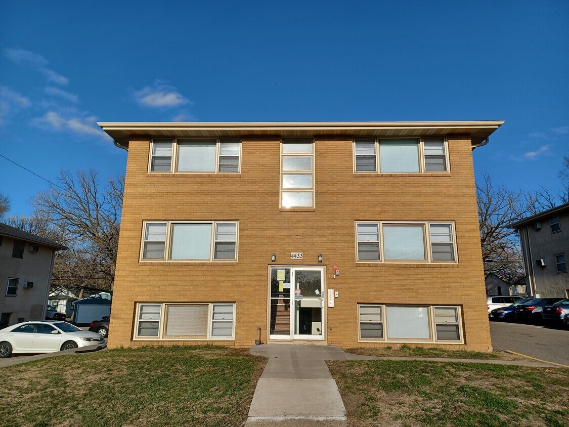 Primary Photo - 4433 University Ave NE