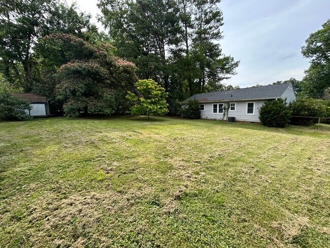 Foto del edificio - 1323 Meadowbrook Cir