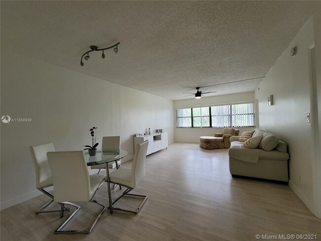 Building Photo - 303 Racquet Club Rd