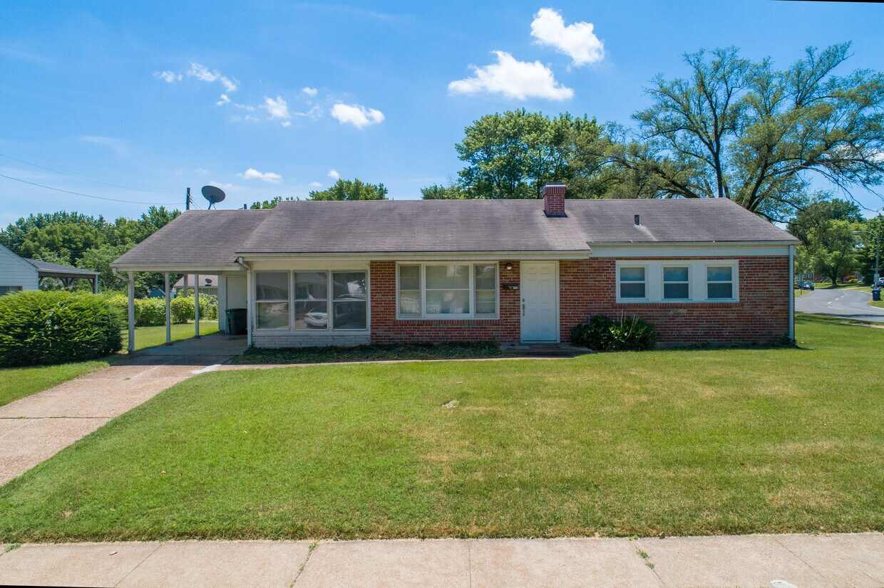 Primary Photo - 120 Maple Dr
