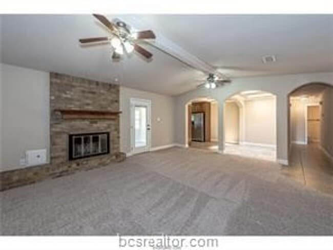 Building Photo - Updated 4 Bed, 2 Bath with Spacious Rooms!