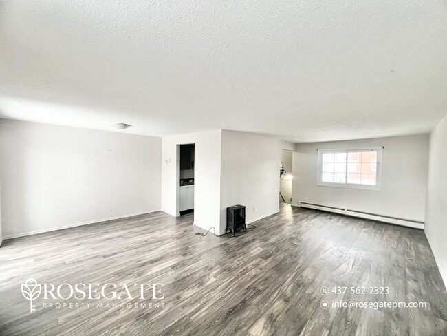Photo du bâtiment - Spacious 3-Bedroom Stacked Townhouse with Garage & Backyard in Waterloo