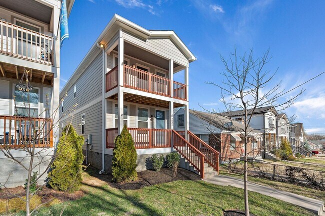 Building Photo - Available Now! 4 Bed, 3.5 Bath, Convenient Charlotte Park location!